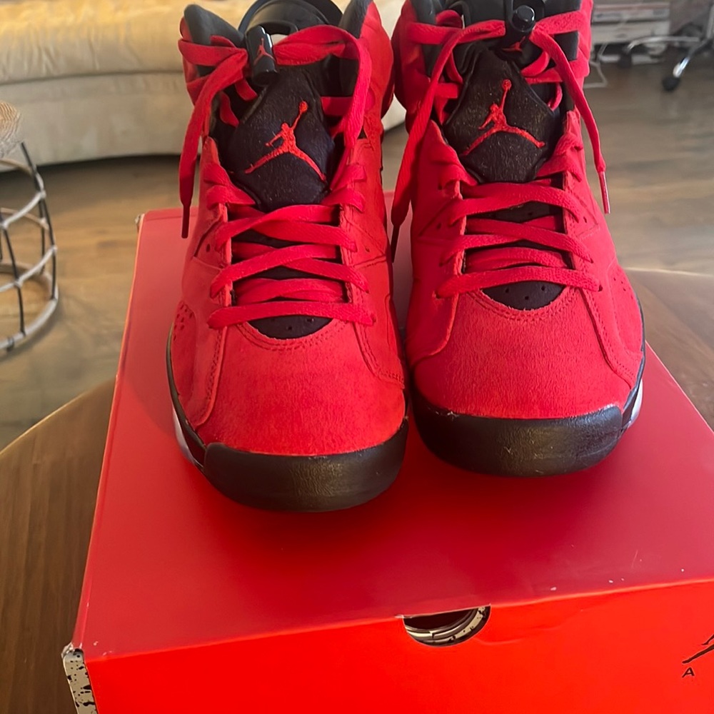 Jordan 11s Retro Toro Red